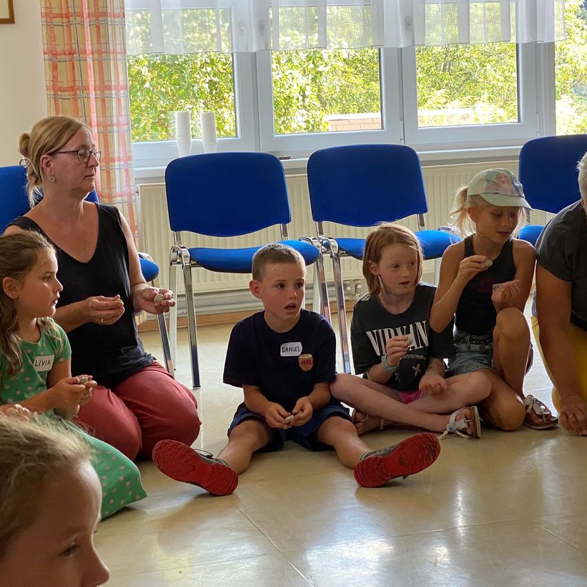 Bild enthält, People, Person, Adult, Female, Woman, Male, Man, Boy, Child, Girl