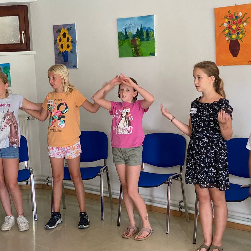 Bild enthält, Shorts, Person, Pants, Child, Female, Girl, Painting, Shoe, People, Face