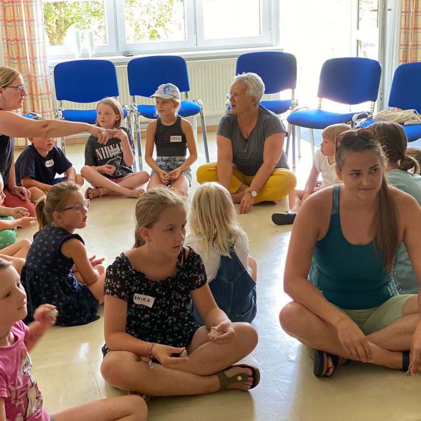 Bild enthält, Adult, Female, Person, Woman, People, Child, Girl, Male, Man, Shorts