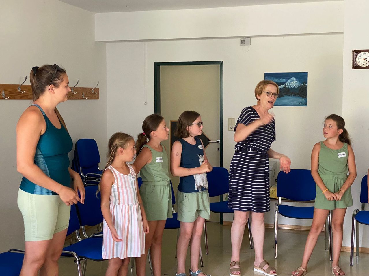 Bild enthält, Shorts, Skirt, Adult, Female, Person, Woman, Child, Girl, Portrait, Teen