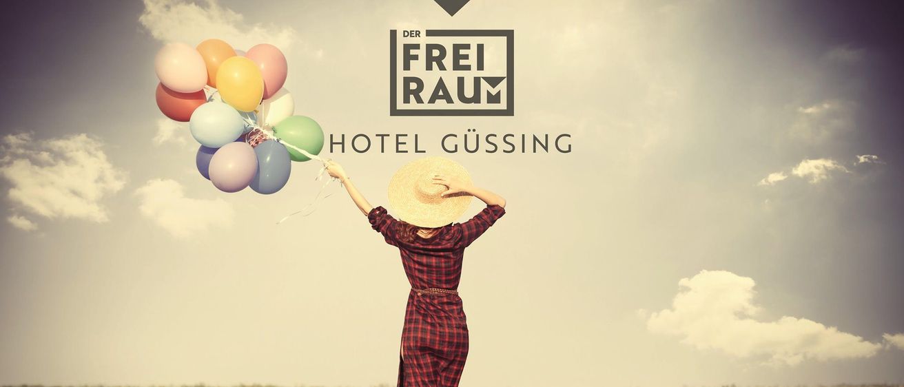 Eine Freiluftszene mit einer Frau in einem roten Kleid, die bunte Luftballons hält, mit dem Logo des Hotels Gussing und der Adresse unten.