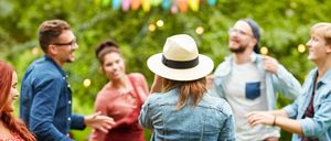 Bild enthält, Hat, Adult, Female, Person, Woman, Male, Man, Head, Face, Happy