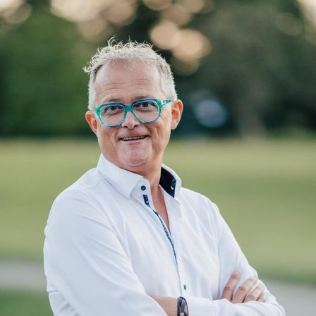 Bild enthält, Coat, Person, Photography, Portrait, Smile, Adult, Male, Man, Glasses, Blazer