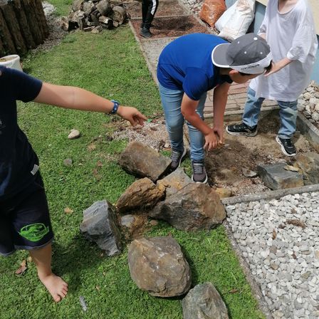 Bild enthält, Rock, Slate, Pants, Path, Walkway, Hat, Tree, Grass, Shorts, Rubble
