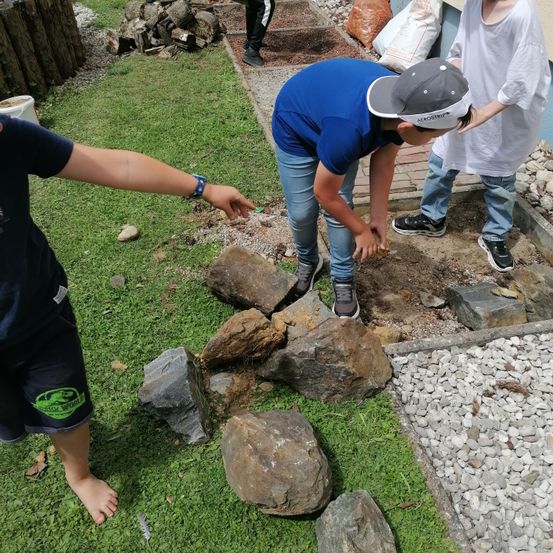 Bild enthält, Rock, Slate, Pants, Path, Walkway, Hat, Tree, Grass, Shorts, Rubble