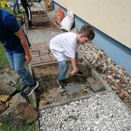 Bild enthält, Path, Walkway, Slate, Pants, Flagstone, Road, Person, Rock, Jeans, Rubble