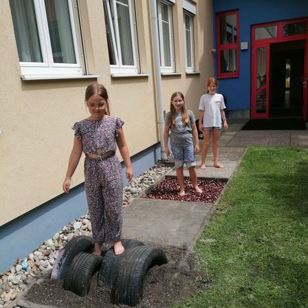 Bild enthält, Tire, Path, Grass, Child, Female, Girl, Person, Shorts, Neighborhood, Shelter