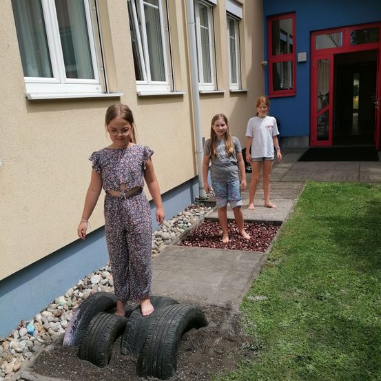 Bild enthält, Tire, Path, Grass, Child, Female, Girl, Person, Shorts, Neighborhood, Shelter