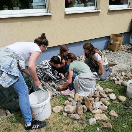 Bild enthält, Rock, Pants, Female, Girl, Person, Teen, Adult, Male, Man, Wall