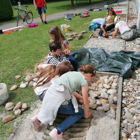 Bild enthält, Grass, Park, Rock, Path, Walkway, Pants, Slate, Boy, Male, Person