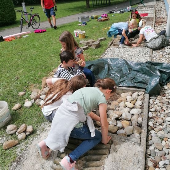 Bild enthält, Grass, Park, Rock, Path, Walkway, Pants, Slate, Boy, Male, Person