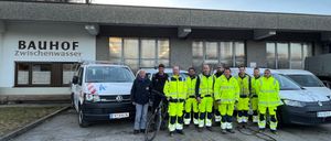 Bild enthält, Person, Car, Vehicle, Police Station, Bicycle, Machine, Wheel, License Plate, Jeans, Building