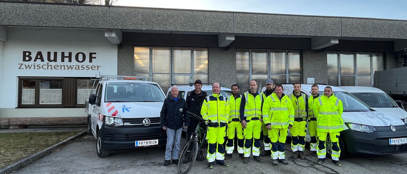 Bild enthält, Person, Car, Vehicle, Police Station, Bicycle, Machine, Wheel, License Plate, Jeans, Building