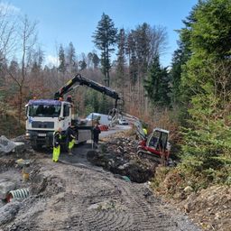 Bild enthält, Person, Car, Transportation, Vehicle, Fire Hydrant, Hydrant