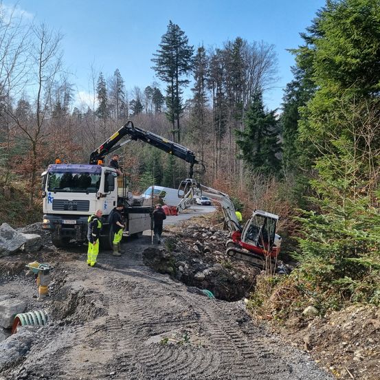 Bild enthält, Person, Car, Transportation, Vehicle, Fire Hydrant, Hydrant