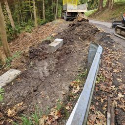 Bild enthält, Soil, Outdoors, Machine, Wheel, Nature, Plant, Vegetation, Path, Bulldozer