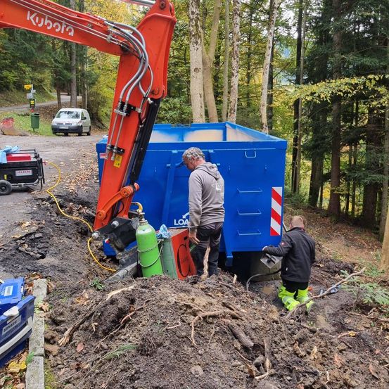 Bild enthält, Person, Worker, Adult, Male, Man, Soil, Car, Transportation, Vehicle