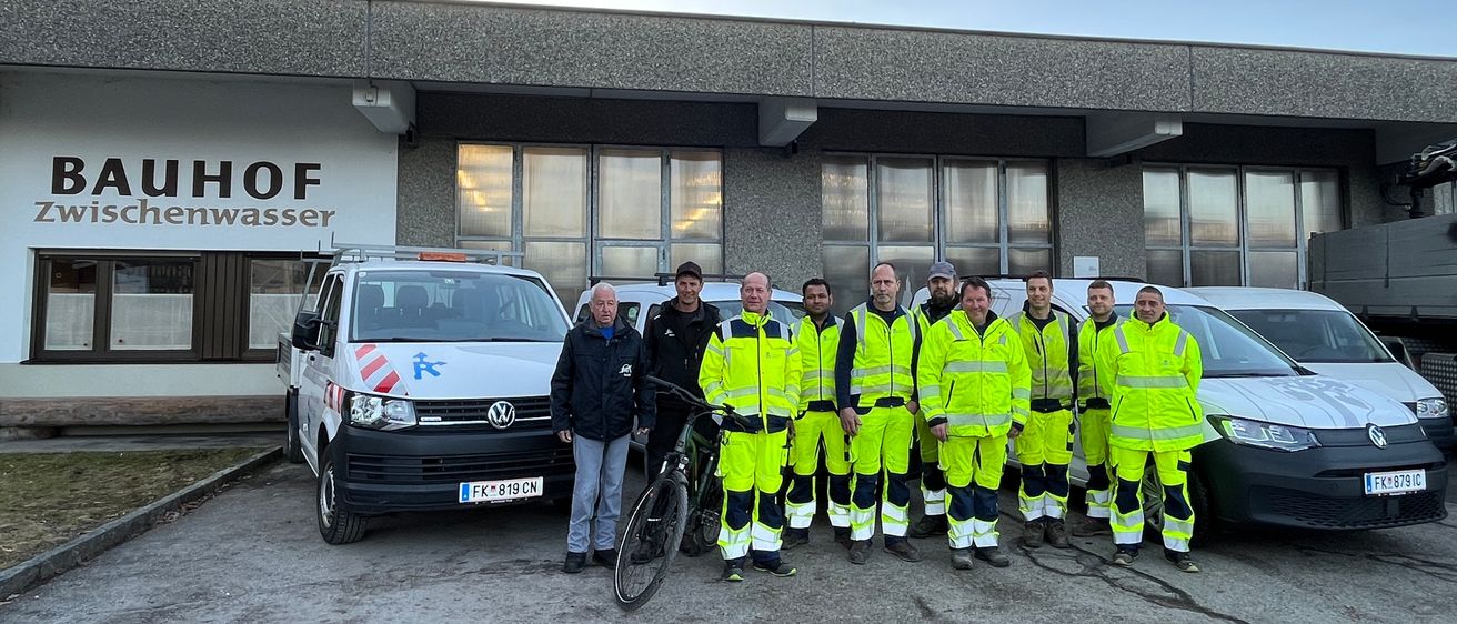 Bild enthält, Person, Car, Vehicle, Police Station, Bicycle, Machine, Wheel, Jeans, Pants, Building
