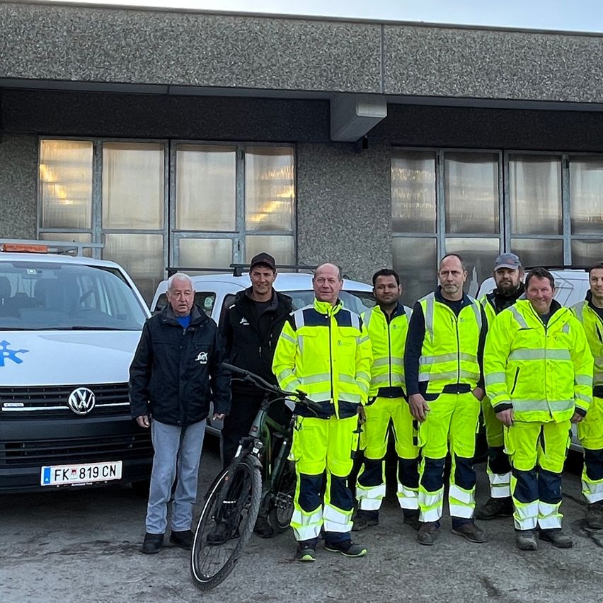 Bild enthält, Person, Car, Vehicle, Police Station, Bicycle, Machine, Wheel, Jeans, Pants, Building