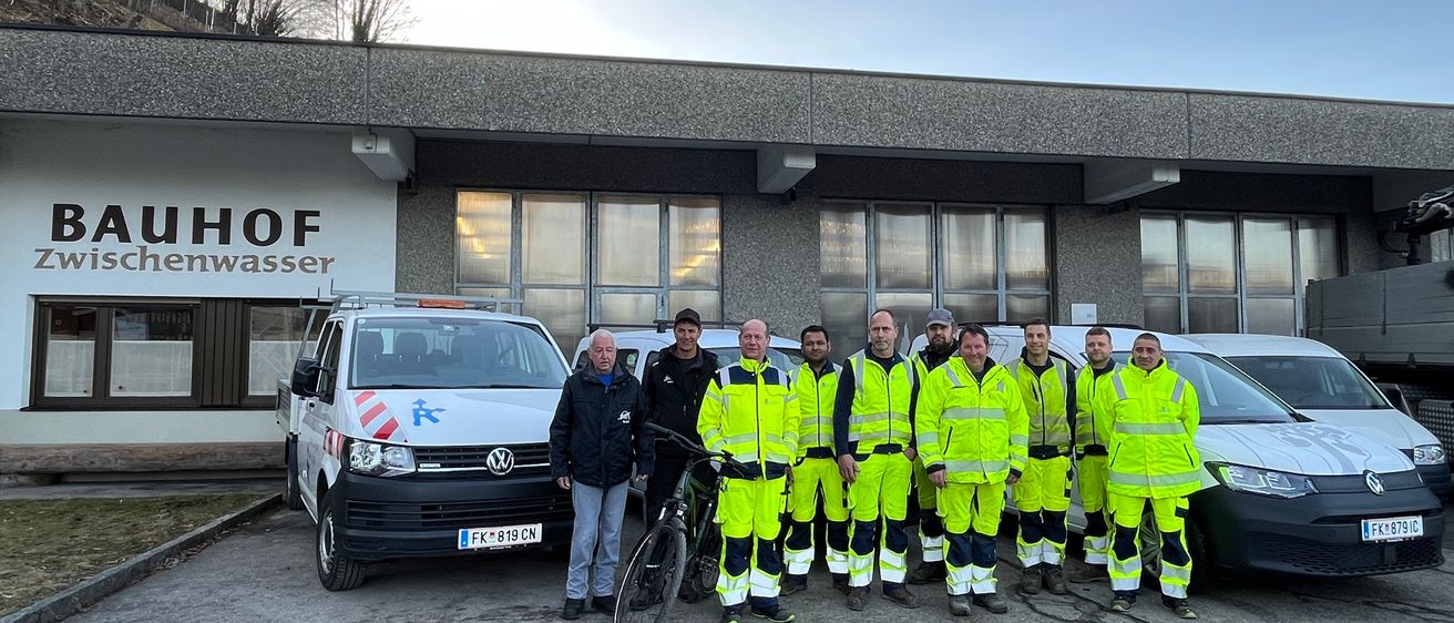 Bild enthält, Person, Car, Vehicle, Police Station, Bicycle, Machine, Wheel, Jeans, Pants, Building