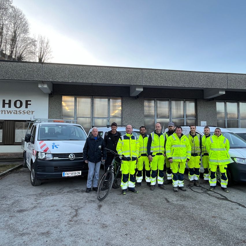 Bild enthält, Person, Car, Vehicle, Police Station, Bicycle, Machine, Wheel, Jeans, Pants, Building