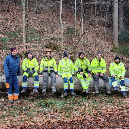 Bild enthält, People, Person, Coat, Vegetation, Adult, Male, Man, Jacket, Worker, Helmet