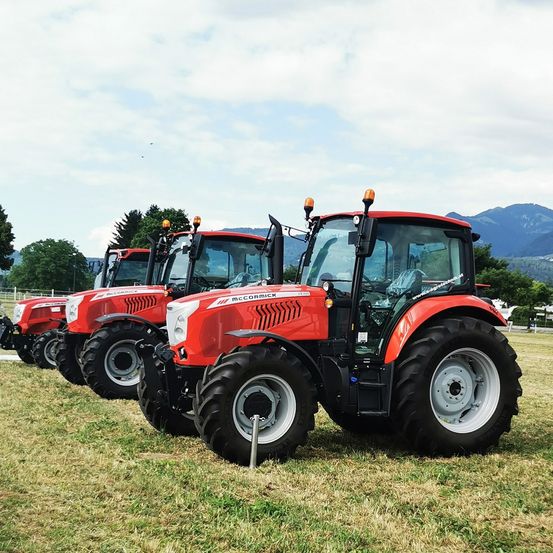 Bild enthält, Tractor, Transportation, Vehicle, Machine, Wheel, Outdoors, Nature, Bulldozer, Person
