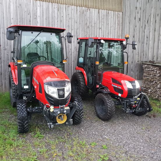 Bild enthält, Machine, Wheel, Tractor, Transportation, Vehicle, Soil, Grass, Plant, Lawn Mower, Tire