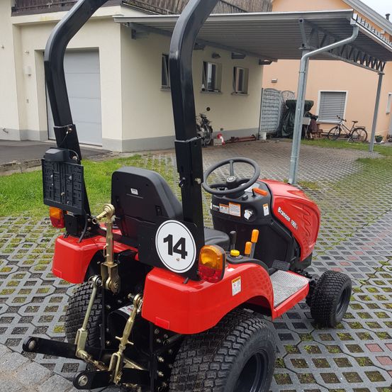 Bild enthält, Grass, Plant, Lawn, Machine, Wheel, Bicycle, Vehicle, Device, Lawn Mower, Tool