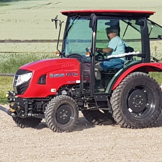 Bild enthält, Machine, Wheel, Adult, Male, Man, Person, Tractor, Transportation, Vehicle, Lawn Mower