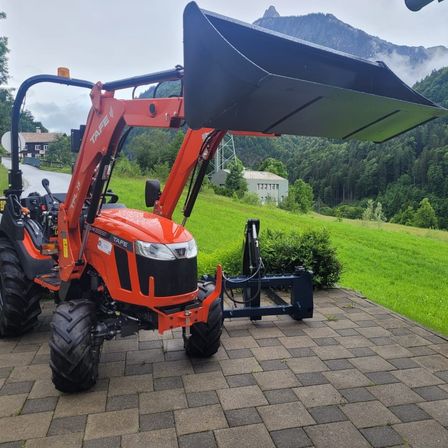 Bild enthält, Machine, Wheel, Tractor, Transportation, Vehicle, Bulldozer, Outdoors, Tire