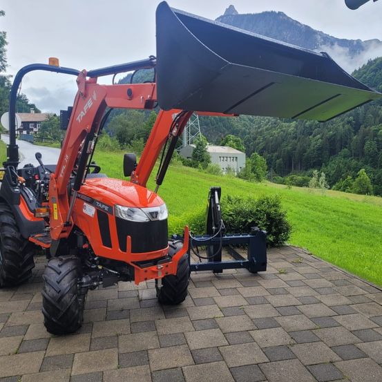 Bild enthält, Machine, Wheel, Tractor, Transportation, Vehicle, Bulldozer, Outdoors, Tire