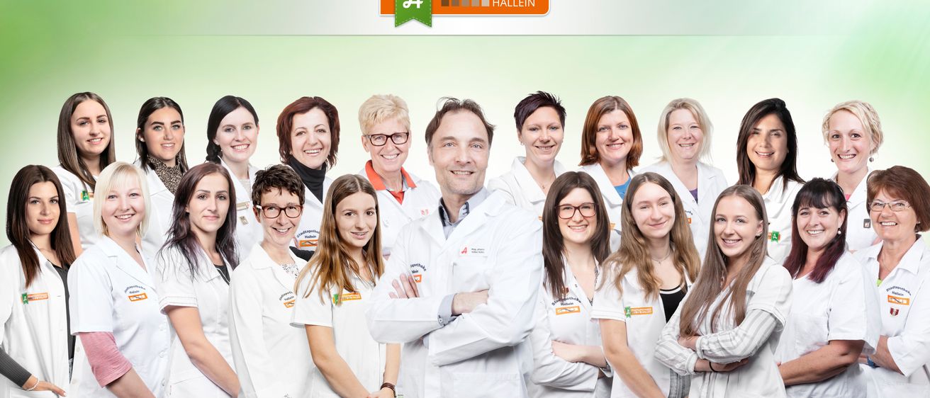 Ein Gruppenfoto des Teams von Stadtapotheke Hallein, alle in weißen Laborkittel und lächelnd zur Kamera.
