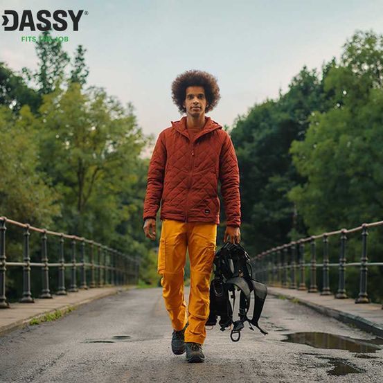 Bild enthält, Person, Walking, Adult, Male, Man, Standing, Jacket, Canine, Pet, Walking Dog