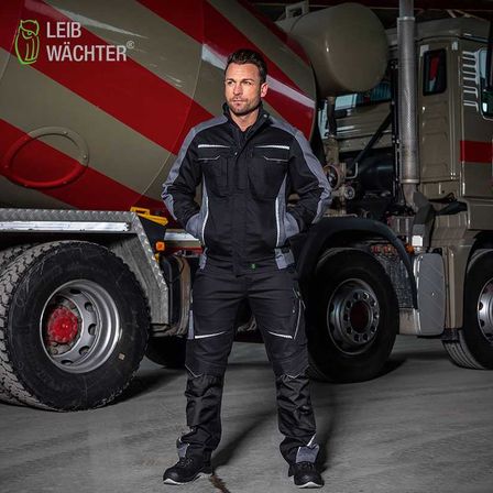 Bild enthält, Adult, Male, Man, Person, Jacket, Wheel, Standing, Truck, Tire, Face