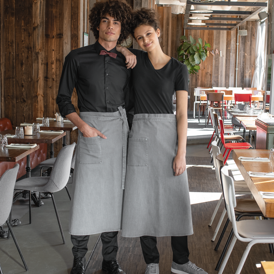 Bild enthält, Plywood, Wood, Restaurant, Skirt, Adult, Male, Man, Person, Shoe, Shirt