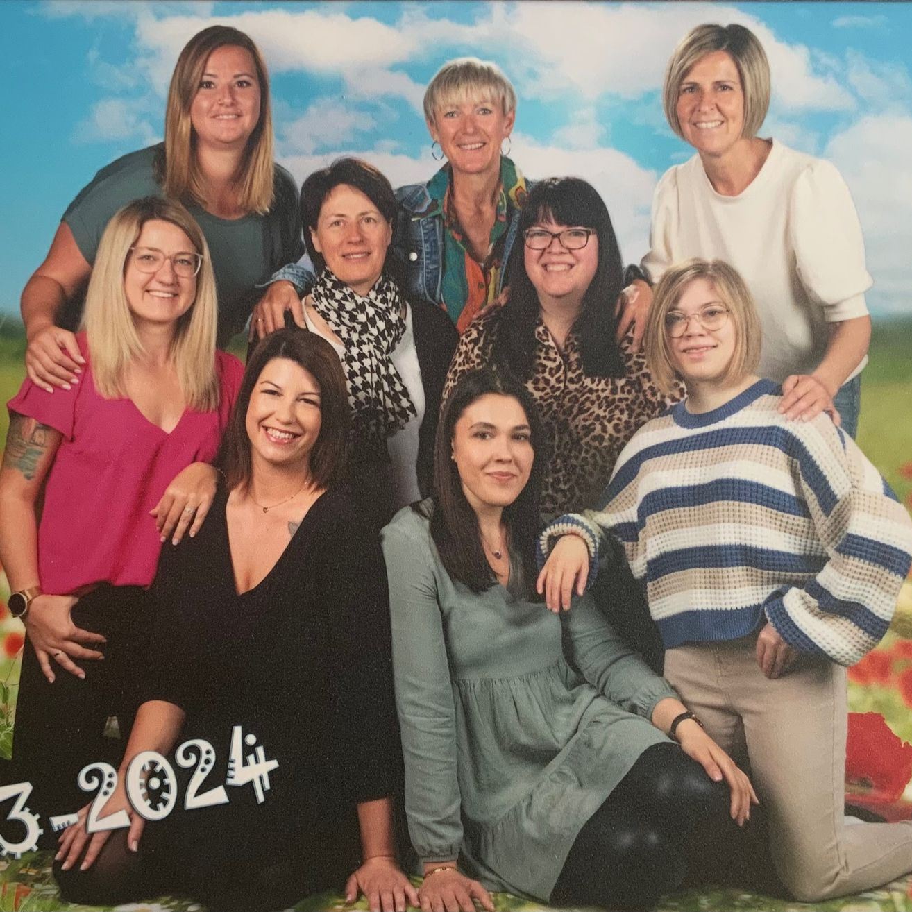 Bild enthält, Blouse, Person, Photography, Portrait, People, Grass, Pants, Adult, Female, Woman