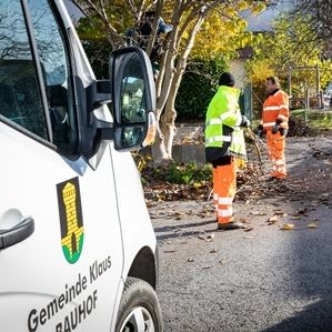 Bild enthält, Person, Worker, Road, City, Street, Car, Vehicle, Wheel, Tarmac, Glove