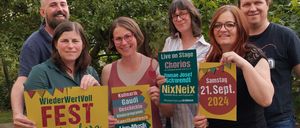 Bild enthält, T-Shirt, Photography, Portrait, Grass, Park, Pants, Glasses, Vegetation, Poster, Tree