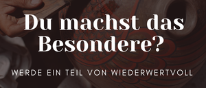 Hände malen eine große Keramikvase mit Vogeldesign. Der Bildtext lautet 'Du machst das Besondere?' und 'Werde ein Teil von Wiederwertvoll.'