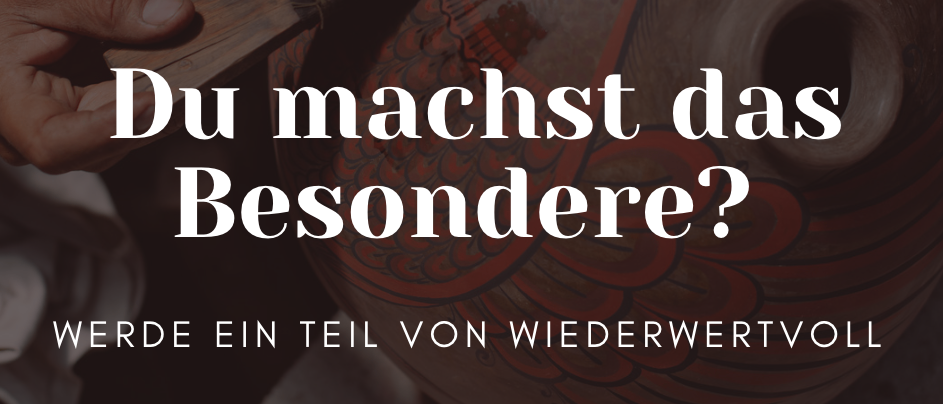 Hände malen eine große Keramikvase mit Vogeldesign. Der Bildtext lautet 'Du machst das Besondere?' und 'Werde ein Teil von Wiederwertvoll.'