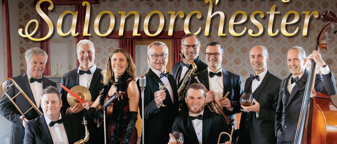 Eine Gruppe von Musikern in formeller Kleidung, einschließlich Smokings und Fliegen, posiert für ein Foto. Sie halten verschiedene Musikinstrumente wie Trompeten, Saxophone und Violinen. Das Bild zeigt auch eine Frau in einem roten Kleid und einen Mann in einem schwarzen Anzug. Das Foto ist vor einem Hintergrund mit dem Text 'Salonorchester' und dem Datum 18. September 2026 aufgenommen.