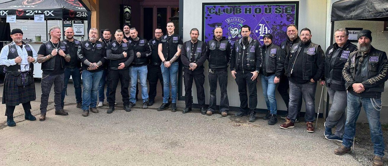 Bild enthält, People, Person, Jacket, Shoe, Pants, Adult, Male, Man, Jeans, Groupshot