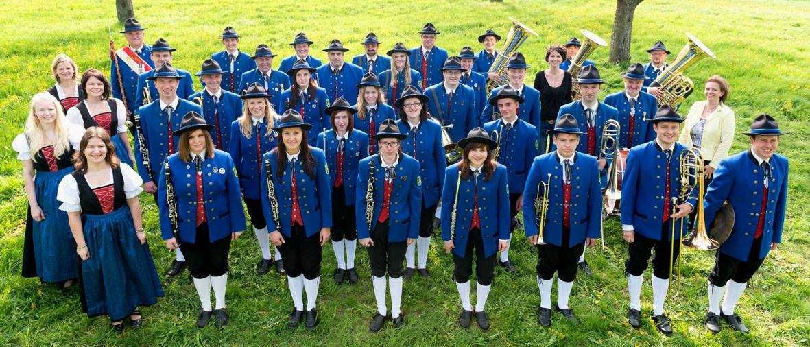 Bild enthält, People, Person, Grass, Groupshot, Portrait, Adult, Male, Man, Bride, Woman