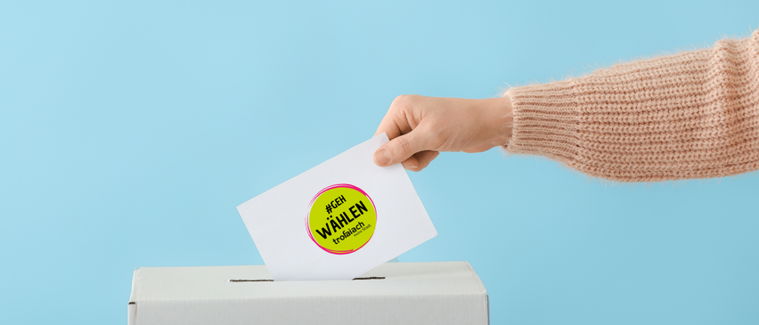 Bild enthält, Box, Cardboard, Carton, Package, Package Delivery, Person, Business Card, Paper, Hand, Advertisement