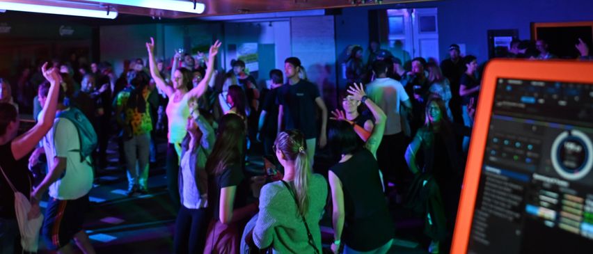 Bild enthält, Urban, Club, Person, Adult, Female, Woman, Night Club, Night Life, Monitor, Screen