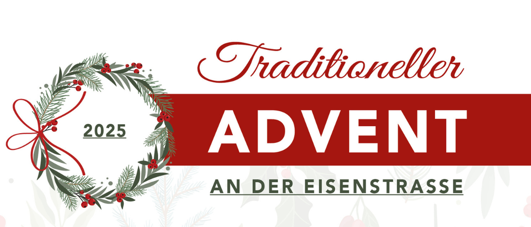Ein festlicher rot-weißer Banner mit 'Traditionell ADVENT25' und 'AN DER EISENSTRASS' darunter, dekoriert mit Stechpalmenblättern.