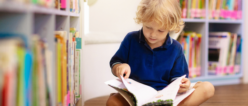 Bild enthält, Person, Reading, Book, Indoors, Library, Publication, Face, Head