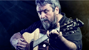 Bild enthält, Guitar, Musical Instrument, Guitarist, Musician, Performer, Person, Adult, Male, Man, Solo Performance