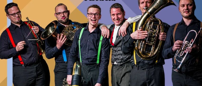 Bild enthält, Adult, Male, Man, Person, Glasses, People, Group Performance, Tuba, Shoe, Music Band